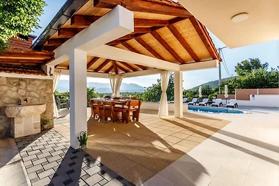 Luxuriöse Villa in Nova Sela mit beheiztem...