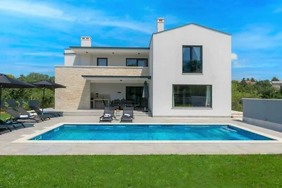 Villa in Kringa mit Schwimmbecken