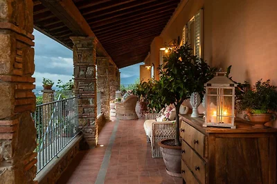 Villa a Capannori con grande patio