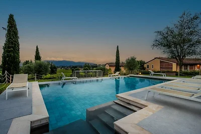 Cascina a Lucca con piscina e vigneti