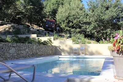 Accogliente casa vacanze a Faucon con piscina