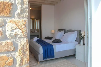 Hell gestaltete Villa mit Pool