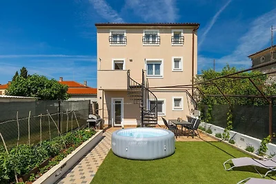 Geräumiges Haus mit Whirlpool und Garten