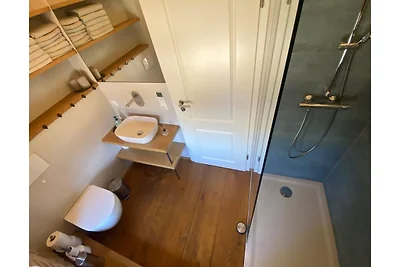 Appartamento su due livelli con camino e...