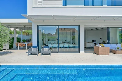 Moderne Villa mit privatem Pool und Terrasse