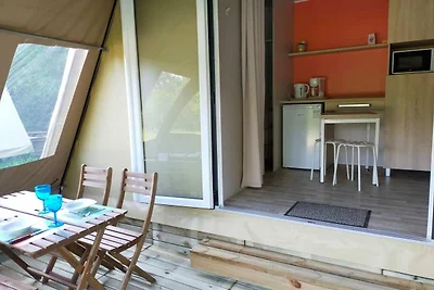 Schöne Zeltlodge mit Mikrowelle, in den...