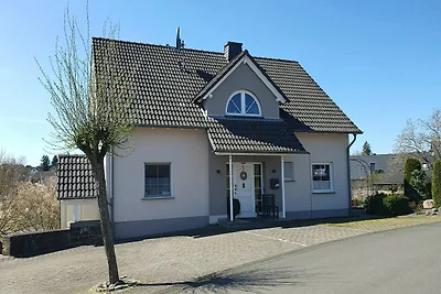Moderne woning met tuin midden in een...