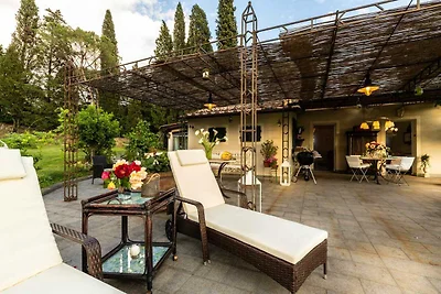 Bauernhaus in Pescia mit Pool und Garten