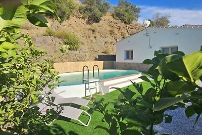 Bungalow en Sayalonga con barbacoa