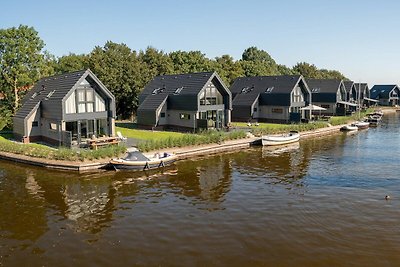 Villa mit umzäuntem Garten am Wasser