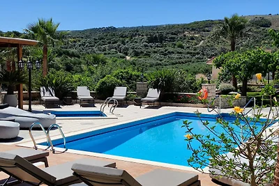 Villa in Kyrianna met verwarmd zwembad
