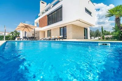 Luxuriöse Villa mit Pool und Seeblick