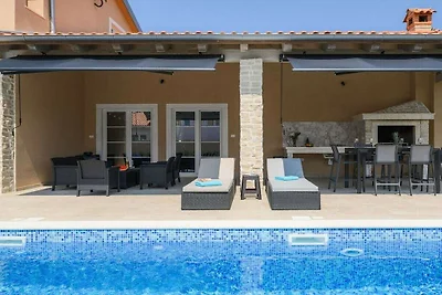 Villa in Maružini mit Schwimmbecken