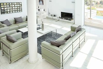 Moderne villa met ligstoelen