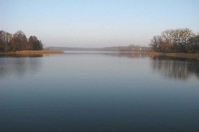 Kleines Ferienhaus, direkt am See, Ryn