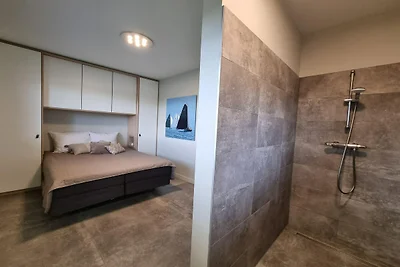 Villa am Wasser mit Anlegesteg