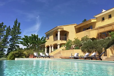 Opulenta villa a Le muy con piscina