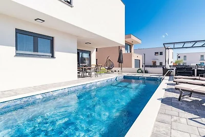 Villa in Vodice mit Schwimmbecken