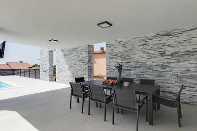 Villa in Novigrad mit Schwimmbecken
