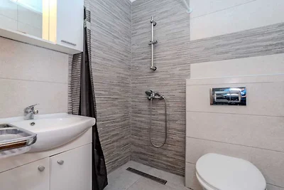 Apartments Robi & Kristina - Studio Apartment...