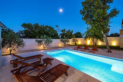 Große Villa mit Pool, ländliche Lage