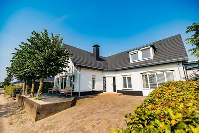 Geräumige Villa am See