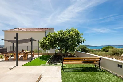 Contemporary Apartment with Terrace and Spaci...