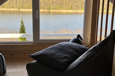 Skandinavisches Haus mit Blick auf den See-eh...