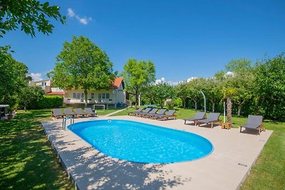 Grande casa con piscina, giardino recintato