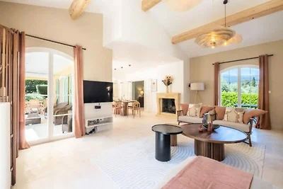 Villa in Roquefort mit Infinity-Pool