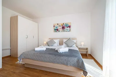 Große Villa mit Pool, ländliche Lage