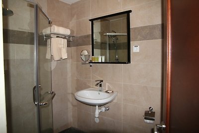 Moderne Wohnung in einem tropischen Garten in...