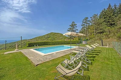 Omringd door groene Toscaanse heuvels