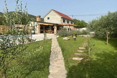 Eli Rustic mit privatem Pool