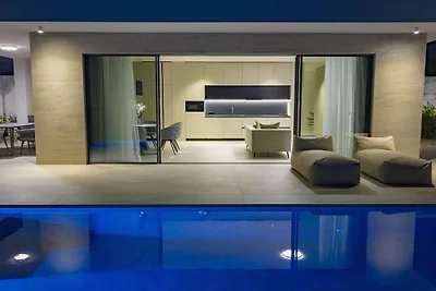 Villa in Tkon mit Schwimmbecken
