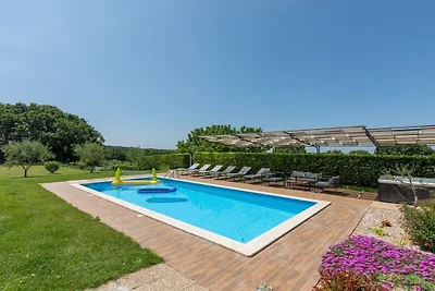 Villa in Tinjan mit Schwimmbecken