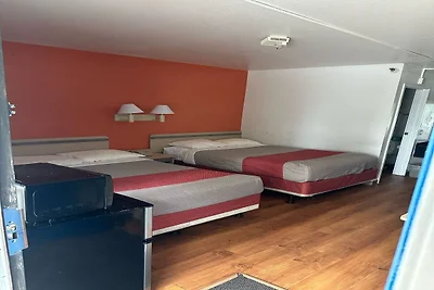 2 Doppelbetten mit Kühlschrank