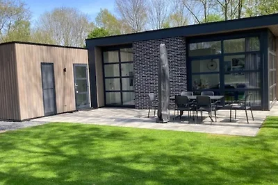 Modernes Chalet in einem Park in der Nähe des...