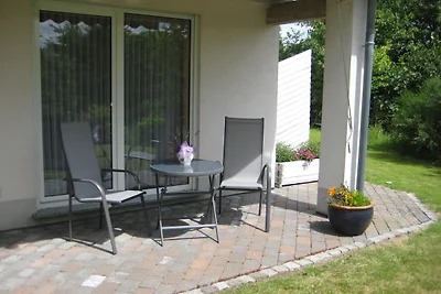 Moderne woning met tuin midden in een...