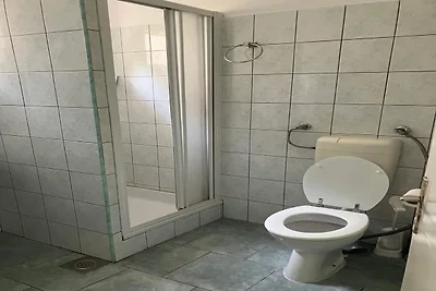 Fuga luminosa lungo la strada del villaggio