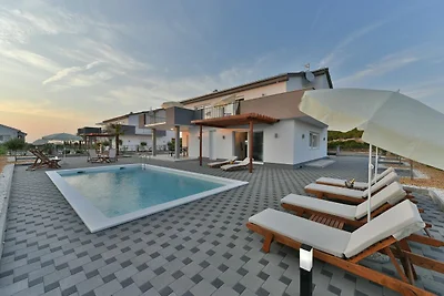 Modernes und geräumiges Haus mit Swimmingpool