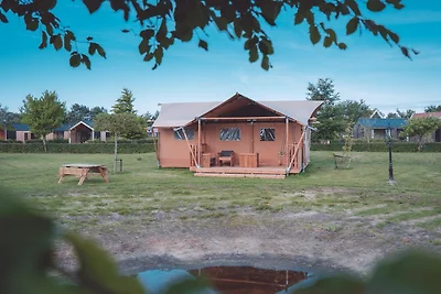 Glamping-Zelt mit Klimaanlage und Blick auf d...