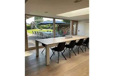 Ferienhaus mit Pool und großem Garten