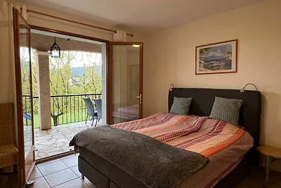 Villa con piscina, vista e stazione di...