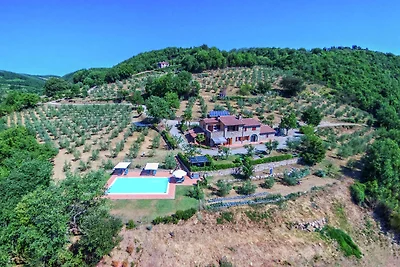 Spazioso agriturismo con piscina a Ficulle