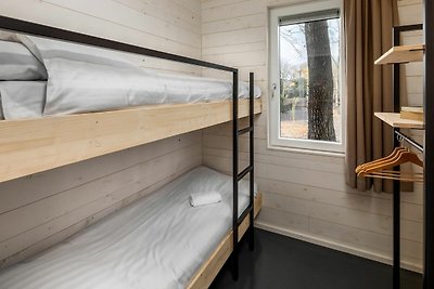 Moderne lodge met twee badkamers in een groen...