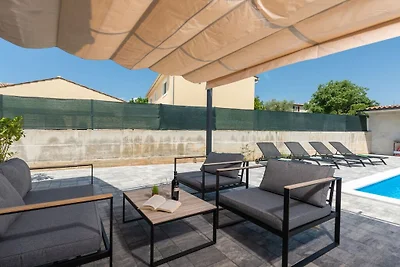 Villa in Bale mit Schwimmbecken