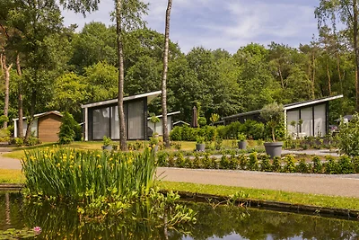 Haus auf Wasser, umgeben von der Natur...