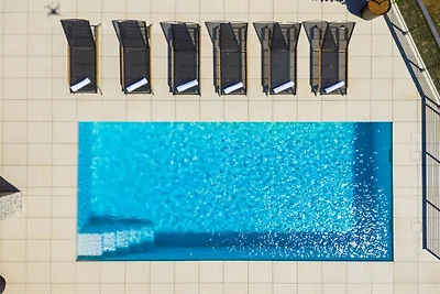 Villa in Nedešćina mit Schwimmbecken