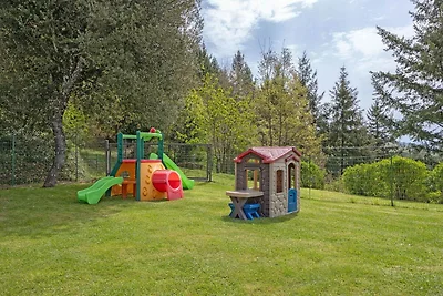 Omringd door groene Toscaanse heuvels